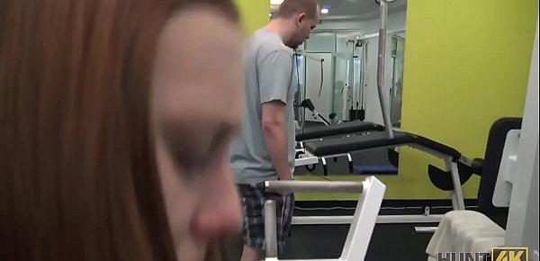  HUNT4K. Un lapin de gym naïf a des relations sexuelles avec un homme